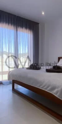 3-Bedroom Apartment with Enchanting Terrace Views in Siesta