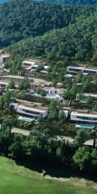 Twenty luxury villas with golf course and sea views in Roca Llisa