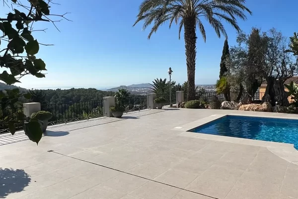 Más información sobre villas con piscina privada en Ibiza