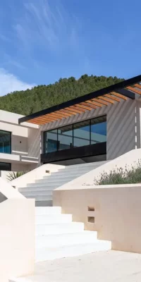 Luxury villa with four bedrooms and breathtaking sea views