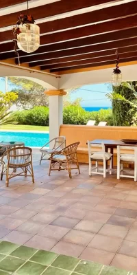 Villa de lujo con vistas al mar, pista de tenis y piscina en Portinatx, Ibiza