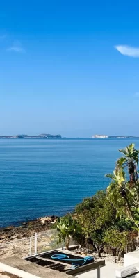 Serene residentie aan de oceaan in de buurt van Cala Gració met een spectaculair uitzicht