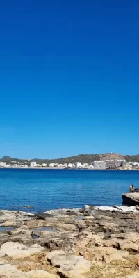 Stilvolles Strandapartment mit Meerblick an der Westküste Ibizas