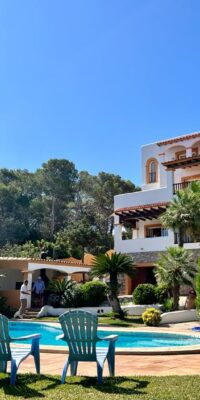 Villa de lujo con vistas al mar, pista de tenis y piscina en Portinatx, Ibiza